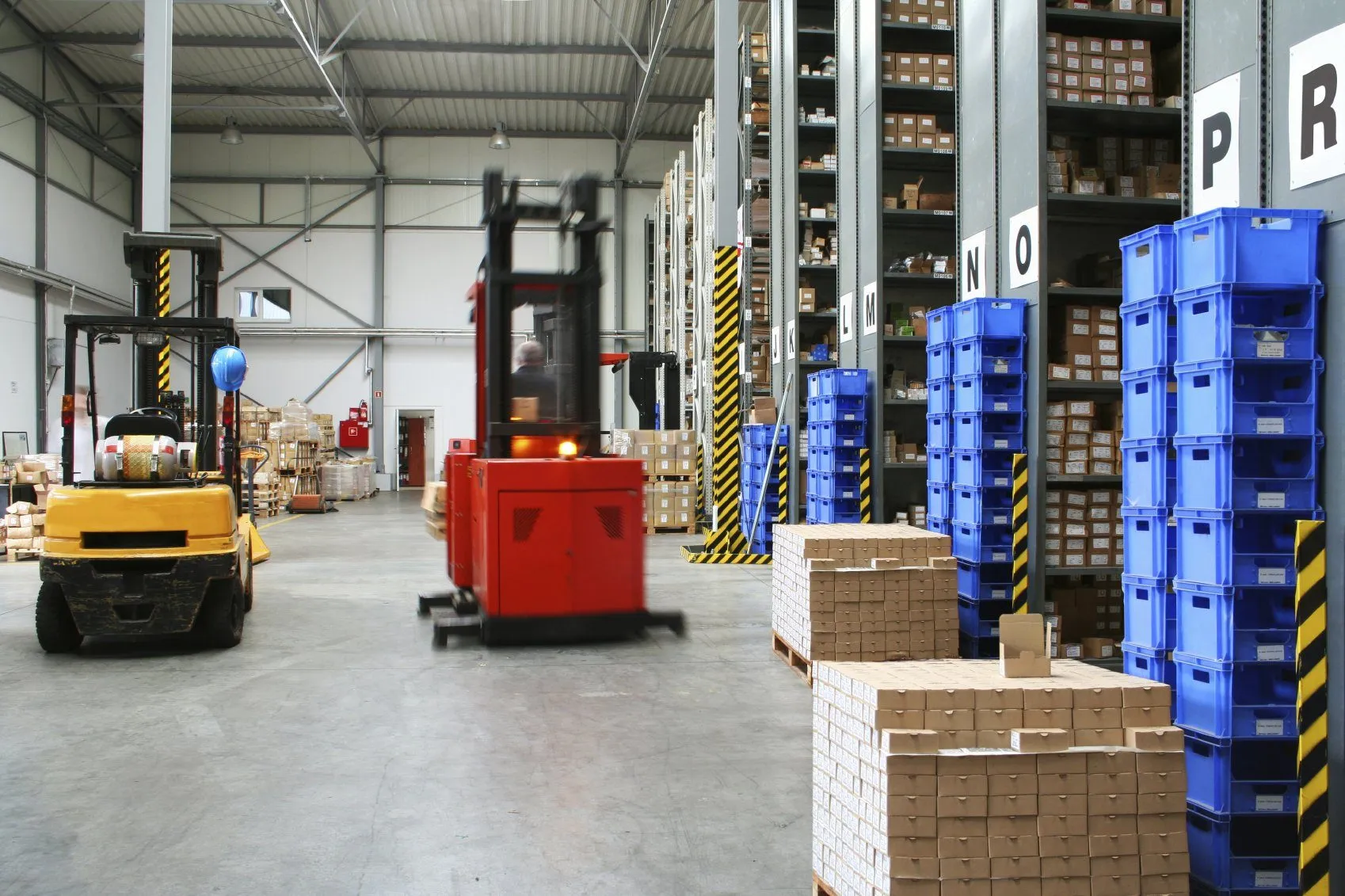 Lagerhalle mit Gabelstaplern – Arbeitsrecht in Industrie und Logistik