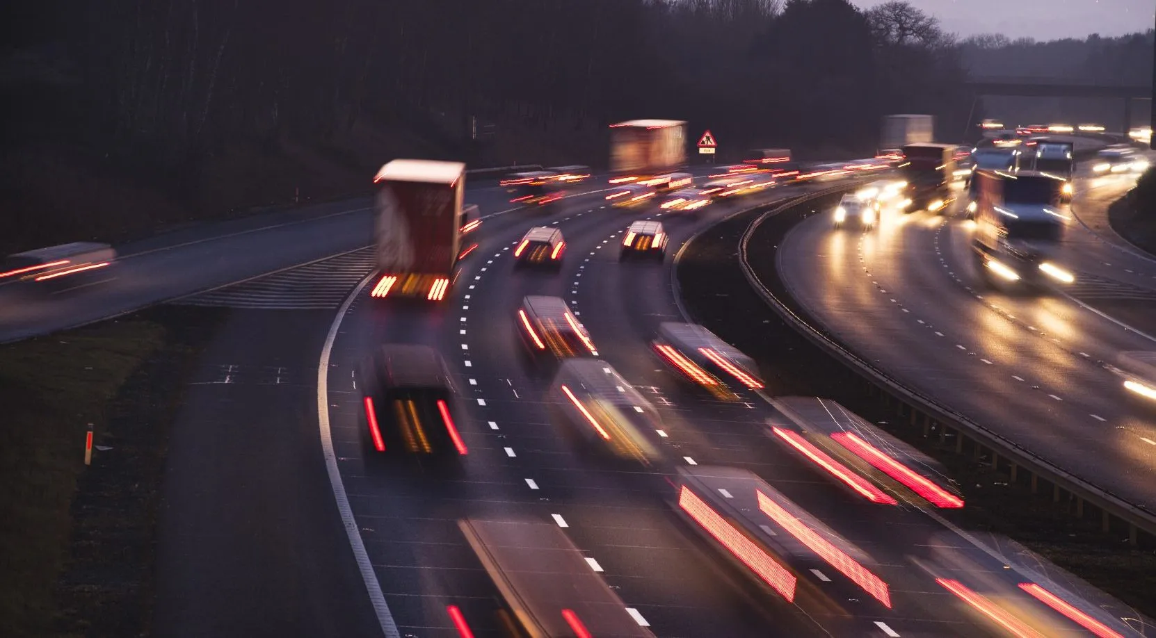 Autobahn bei Nacht – grenzüberschreitende Mandate in Europa